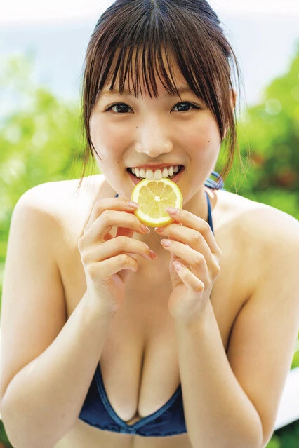 『週刊プレイボーイ』に水着グラビアで登場した藤白れもん