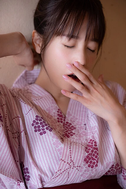 練習から一夜明け、旅館で目覚めた眠そうな鷲見さん。夕食で食べた「イワナの唐揚げ」が最高においしかったそうな