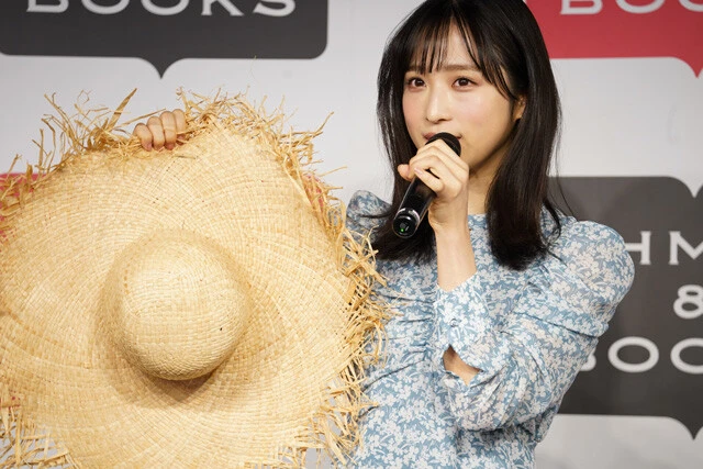 写真集で大きな帽子を使って何かしているらしい