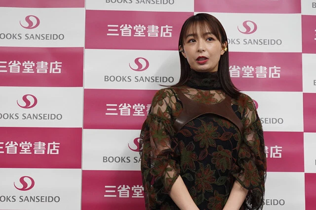 記者からの質問に答える宇垣