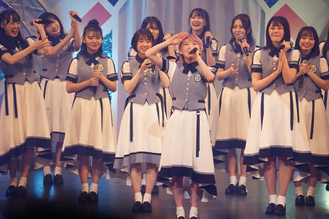 岡田奈々の敬礼ポーズが見られるのもこれで最後か?