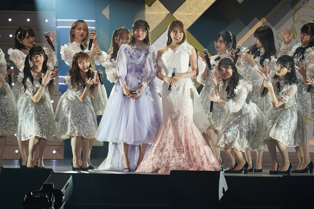 メンバーたちに見送られる加藤玲奈と入山杏奈