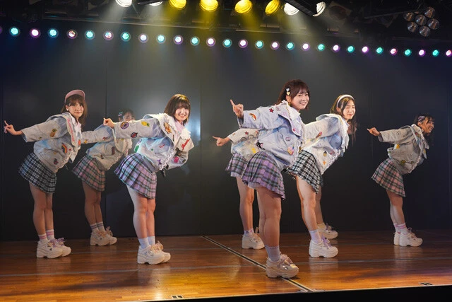 『唇にBe My Baby』でポーズを決めるメンバーたち