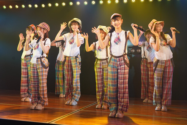 『タンポポの決心』を歌い、笑顔で手を振るメンバーたち