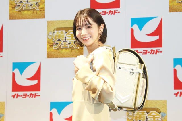傳谷英里香がランドセル姿に照れ笑い。金のパンツにも興味「ここぞという勝負の日にはいていただいて」