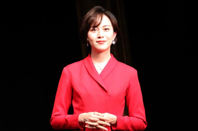 舞台「怖い絵」出演の比嘉愛未。鈴木おさむは「比嘉さんは止まっているだけで絵画のよう」と絶賛