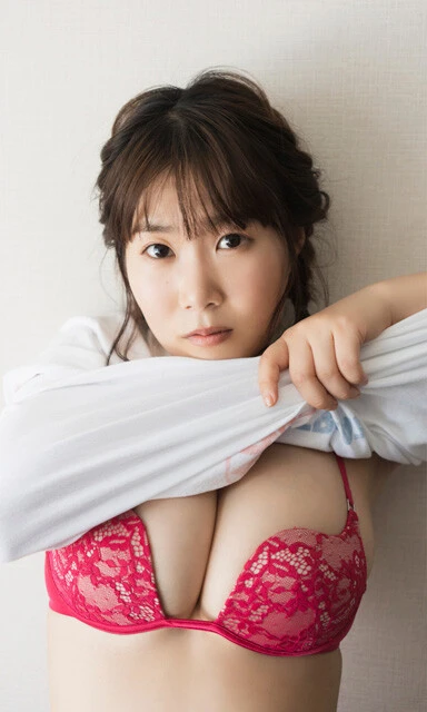 東菜摘『たわわわわわわ』(撮影/HIROKAZU)