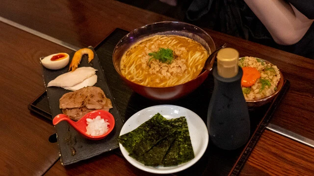 『特製海老白湯』（１４００円・税込）と海老すり身丼（６５０円・税込）