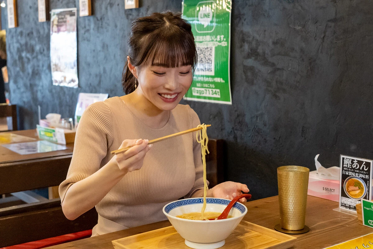 岸みゆ(#ババババンビ)が鶏ラーメンをすする