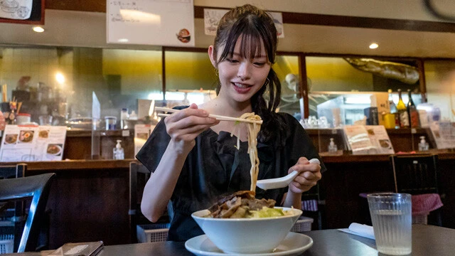 女優・鈴木ゆうかがホルモン野菜ラーメンをズルリ