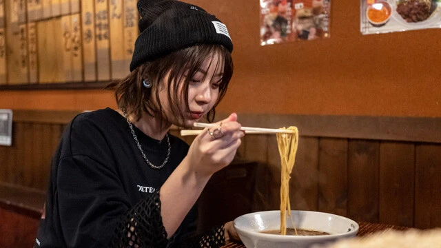 仮面ライダーヒロイン・星乃夢奈が和歌山ラーメンをいただきます!