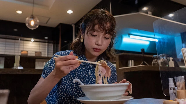 女優・清水くるみが貝だし醤油ラーメンと出会い、メンマのおいしさに感動!