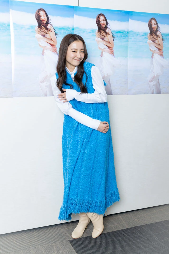 写真集『完成された未完成』の表紙カットのポーズをする高田里穂