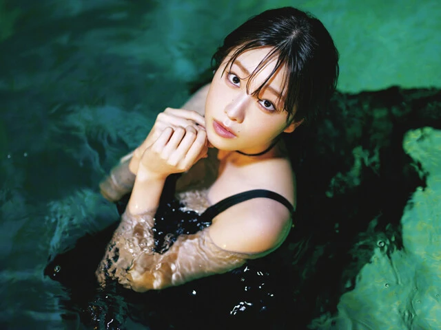 水の中で撮影した、高橋ひかるのお気に入りカット(C)髙橋ひかる写真集「Adorable」/集英社 撮影/柴田フミコ
