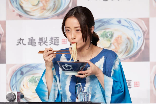 上戸彩、家族で丸亀製麺のファンに「埼玉限定の『肉汁ぶっかけうどん』がめちゃくちゃおいしい！」