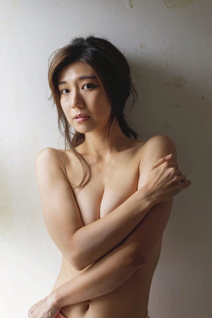 『週刊プレイボーイ』に水着グラビアで登場した藤木由貴