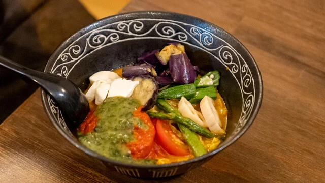 夏限定の『冷やしトマトカレーヌードル』（８５０円・税込）