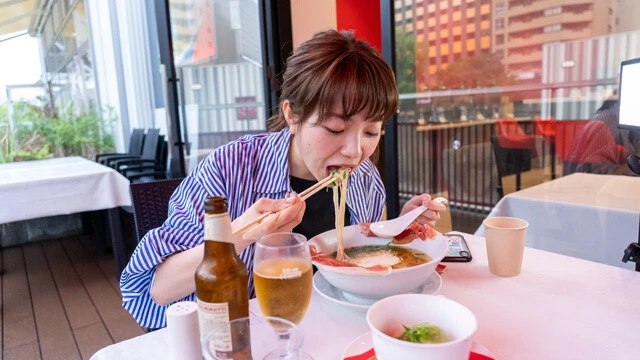 女優・村田寛奈がすするチーズと生ハムのフロマージュラーメン【動画あり】