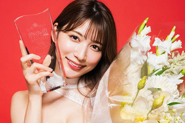 ラウンドガールで注目、各誌の表紙を総ナメの雪平莉左が「グラジャパ！ アワード2022」でグランプリ受賞！