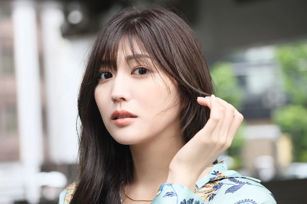 股下85センチの美脚モデル・岩﨑名美が語る初グラビアの記憶「『もしかしてAKB48と一緒の雑誌にグラビアが載るかも!』ってワクワクしました」【初グラビア物語】