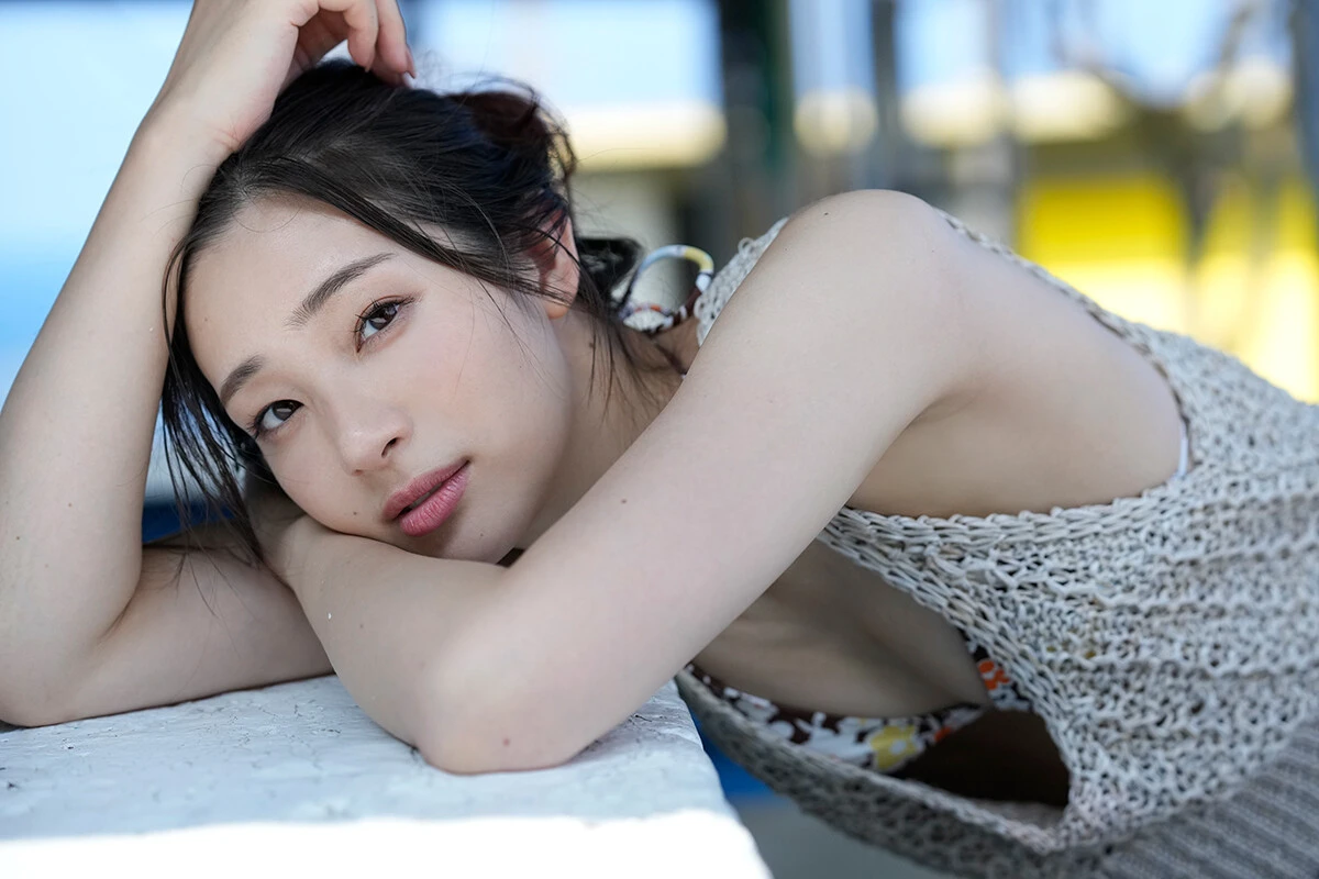 週プレ51号の表紙&巻頭グラビアに登場した足立梨花