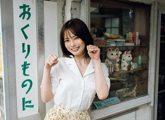 デジタル写真集の新女王・新谷姫加が初表紙！「撮影を忘れてはだしで猫に駆け寄ってしまって......」