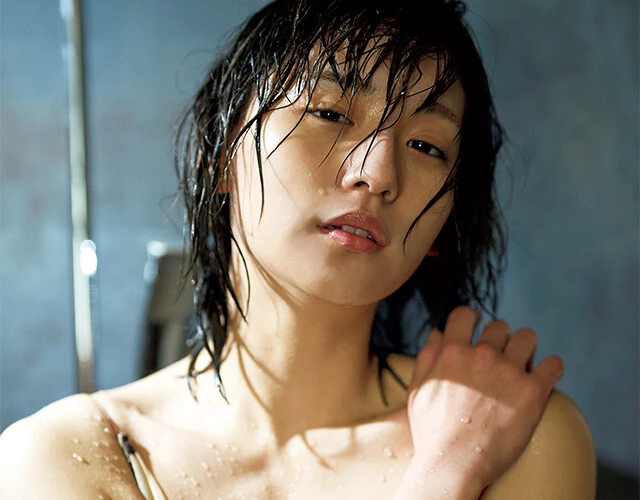 浅川梨奈がデビュー１０周年記念写真集を発売「うちのぽるんとみるくを初公開しました！」