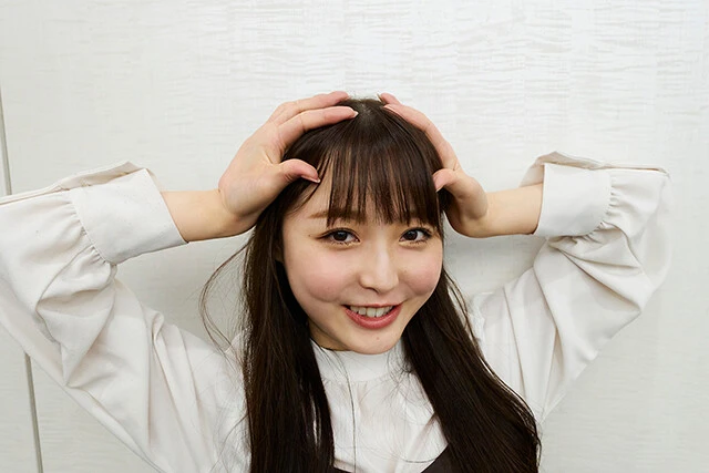 特技だという手の甲の柔らかさを披露!