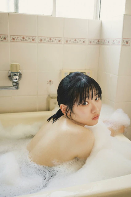 『週刊プレイボーイ』に水着グラビアで登場した金井 球