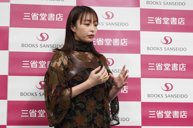 フォトエッセイについて話す宇垣