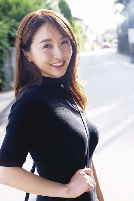 『週刊プレイボーイ』に水着グラビアで登場した袴田彩会