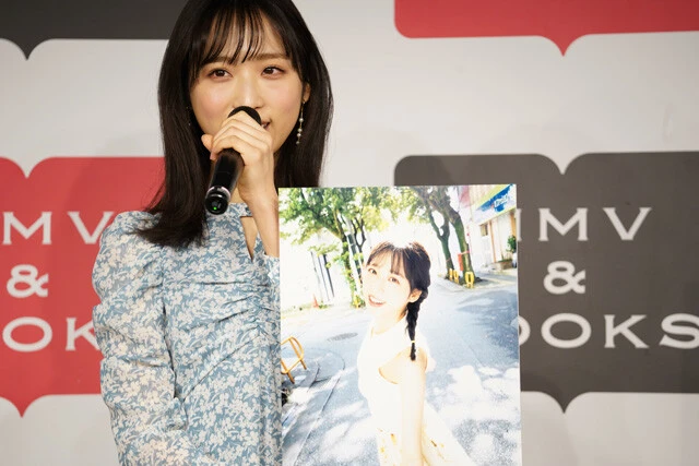 沖縄の街で不意に撮られた、小栗がお気に入りの一枚