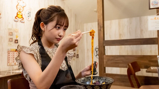 女優・石川翔鈴がスパイシーなカレーラーメンをちゅるん【動画あり】