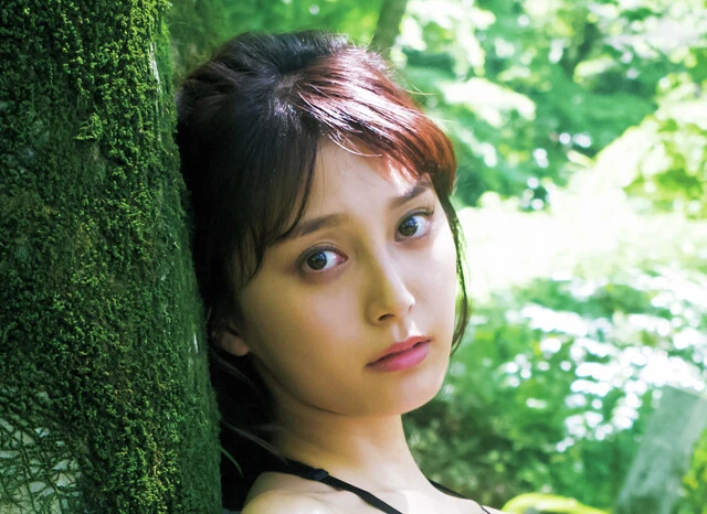 小山璃奈が初表紙デビューから約１年半ぶりの撮り下ろし「『これ以上は腹筋を割らないでね』と忠告されています」