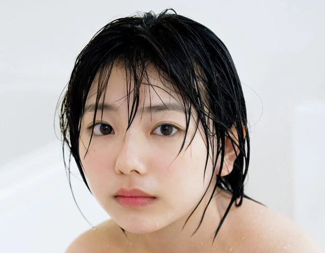 大熊杏優が浜辺での撮影中にまさかのハプニングが......「まさかアイスを奪われるとは(半泣)」