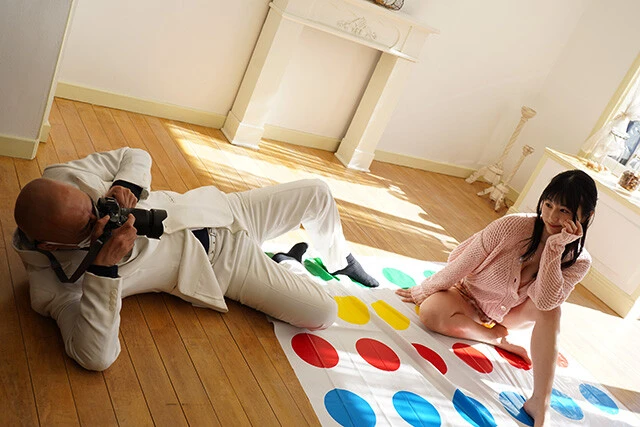 人生で初めて女性とツイスターゲームをした長谷川さん。遊びながらだと撮れないことに途中で気づく