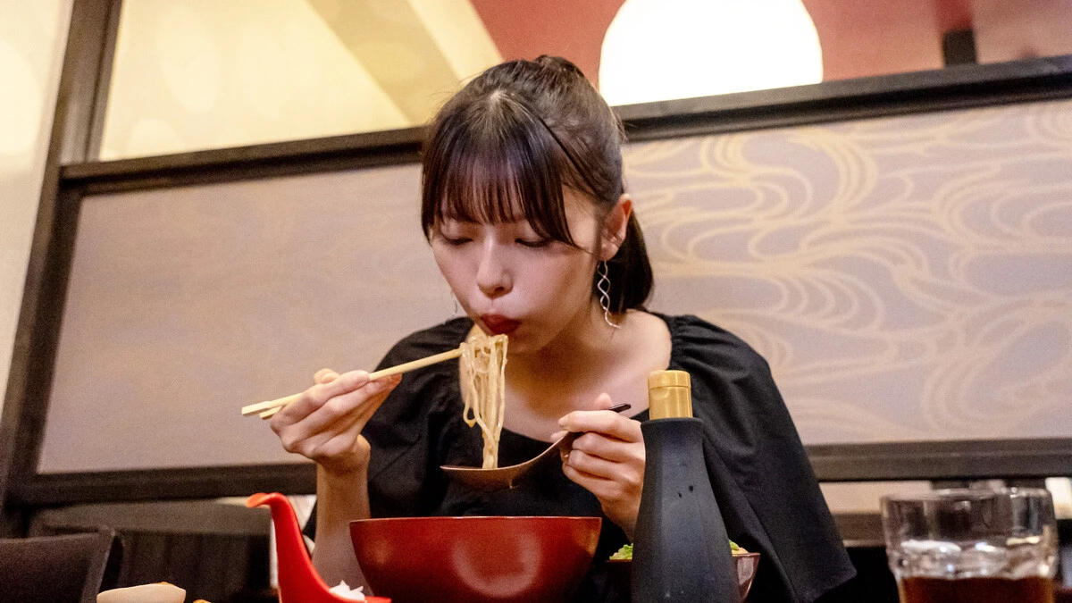 モデル・鈴木ゆうかが濃厚海老白湯ラーメンをいただきます【動画あり】