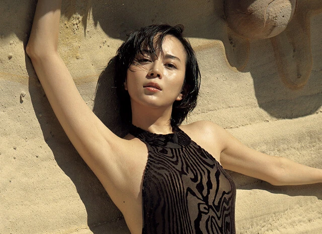 比嘉愛未（モデル）×清川あさみ（プロデューサー）。写真集発売を記念して、ふたりの対談が実現！「近隣の人に通報されて、巡査さんが様子を見に来たり（笑）」（比嘉）