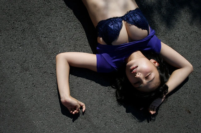 デジタル写真集『Into~2部作~ vol.1 Into the DARK SEA』(撮影/小塚毅之)より