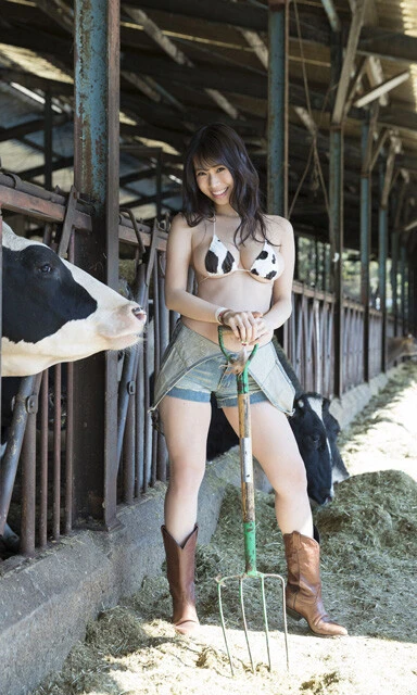 デジタル写真集『WPB 鈴木ふみ奈デジタル写真集～特装合本版～』より『搾りたくなるなる』（撮影／唐木貴央）