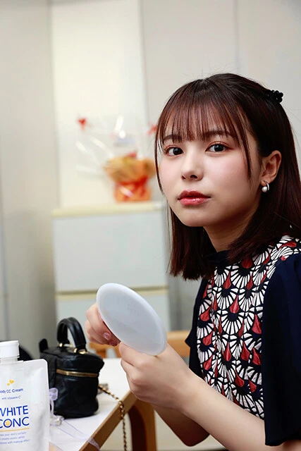 「メイクに夢中になりすぎて時間を忘れちゃうことも」と語るほどコスメオタクな彼女。今回のイベントでは、自らメイクを担当