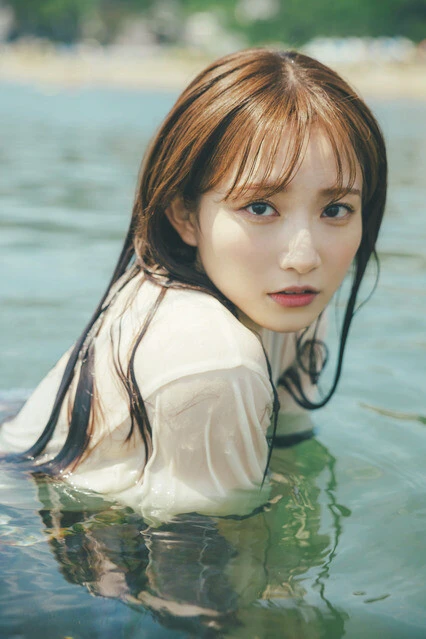 『週刊プレイボーイ』のグラビアに登場した青山なぎさ