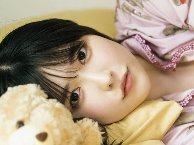 パジャマ姿のTikTokが大バズり！　"怠惰系インフルエンサー"・小此木流花が水着で登場!!