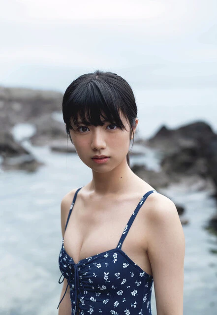 『週刊プレイボーイ』に水着グラビアで登場した石井薫子