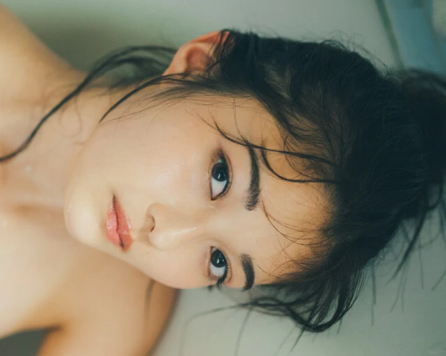 100㎞マラソン完走＆〝新婚さん〟MCなどで大活躍の井上咲楽が週プレのグラビアに水着で登場！