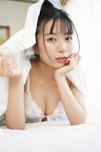 『週刊プレイボーイ』に水着グラビアで登場した池田あゆあ