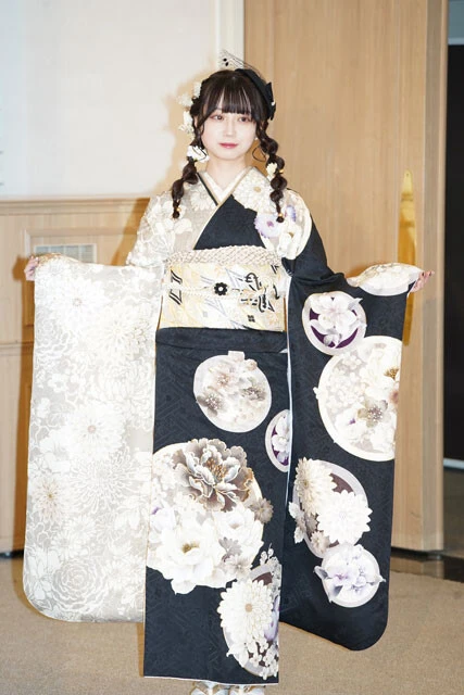 山田の着物のポイントは可愛い大きな花がら