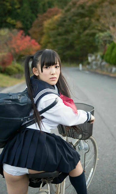 デジタル写真集『WPB 天木じゅんデジタル写真集～特装合本版～』より『この部活ユニフォームがヤバい！』 （撮影／古谷完）。天木さん、学生時代はセーラー服だったのかな？