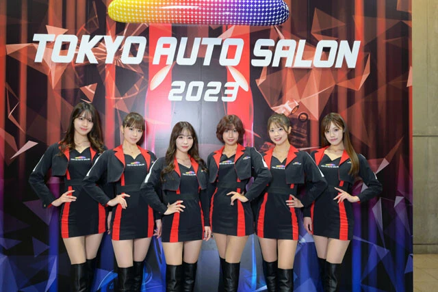 グラドルがパンフ配りにも登場。東京オートサロンの最新コンパニオン事情