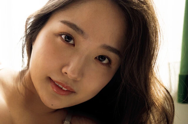 "ノーパンノーブラ生活"にハマってはや2年の水咲優美がセクシーにグラビアに登場！